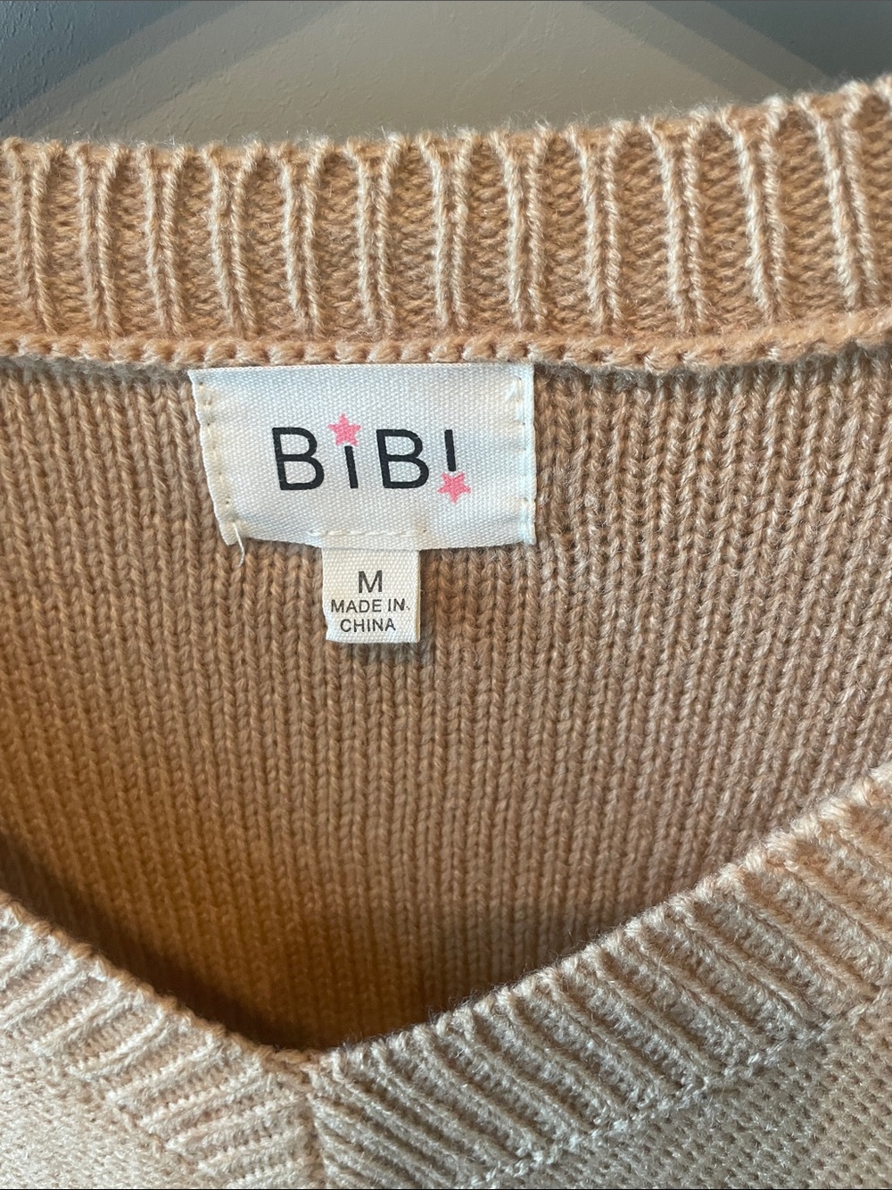 BiBi‎ Beige V-Neck Openwork Sleeve Pocket Sweater Size Medium - Picture 2 of 9